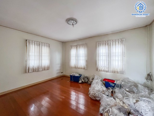 *****บ้านแฝดมือสองย่านปทุมธานี ม.พหลโยธิน64 พหลโยธิน เนื้อที่กว้างขวางถึง 40 ตร.ว. ฟังก์ชัน 3 ห้องนอน 2 ห้องน้ำ 2 ที่จอดรถ บรรยากาศเงียบสงบ ปลอดภัย ถนนซอยกว้าง บนทำเลเยี่ยม เพียง 15 นาทีก็ถึงรถไฟฟ้าสายสีเขียว "สถานีคูคต" ใกล้เซียร์รังสิต